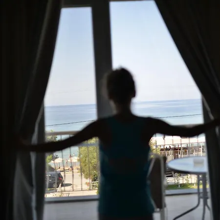 Crown Aparthotel Nea Skioni